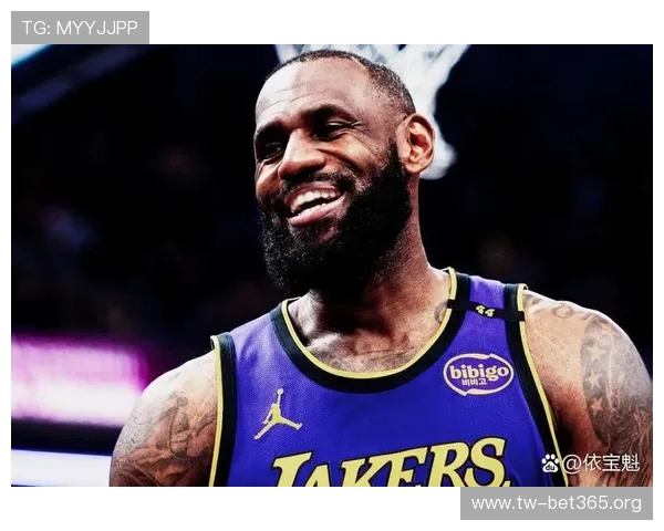 首先恭喜这记中场三分球运气成分居多詹姆斯紧急扑防未能阻挡 首先恭喜这记中场三分球运气成分居多詹姆斯紧急扑防未能阻挡