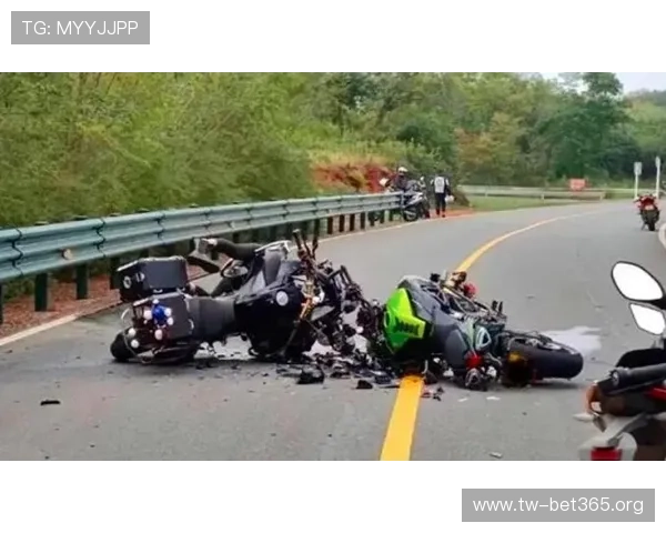 骑手弯道未减速瞬间失控高飞画面曝光引发围观热议警示安全意识性 骑手弯道未减速瞬间失控高飞画面曝光引发围观热议警示安全意识性